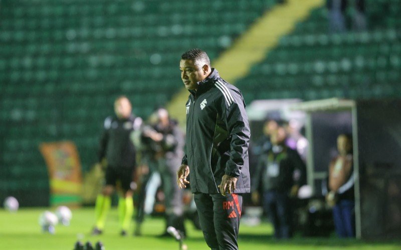 Treinador Roger Machado à beira do gramado no Orlando Scarpelli | abc+