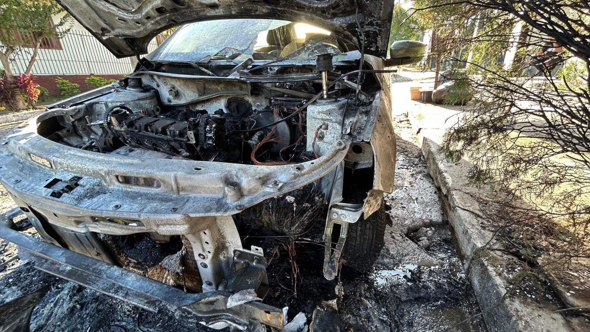 Carro pega fogo após explosão em motor no Vale do Sinos