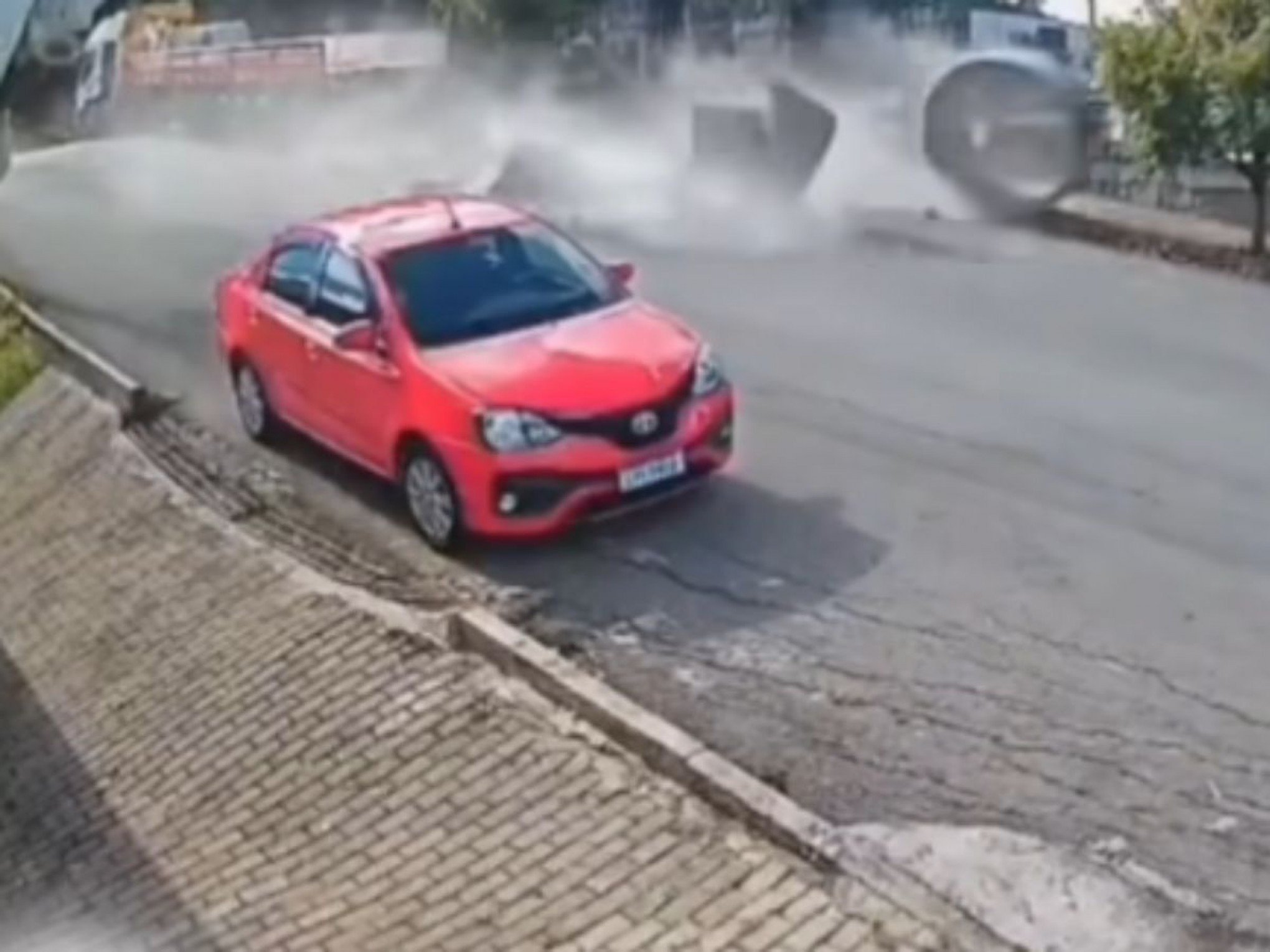 VÍDEO: Tubos gigantes de concreto se soltam de caminhão e rolam em lomba de cidade do RS