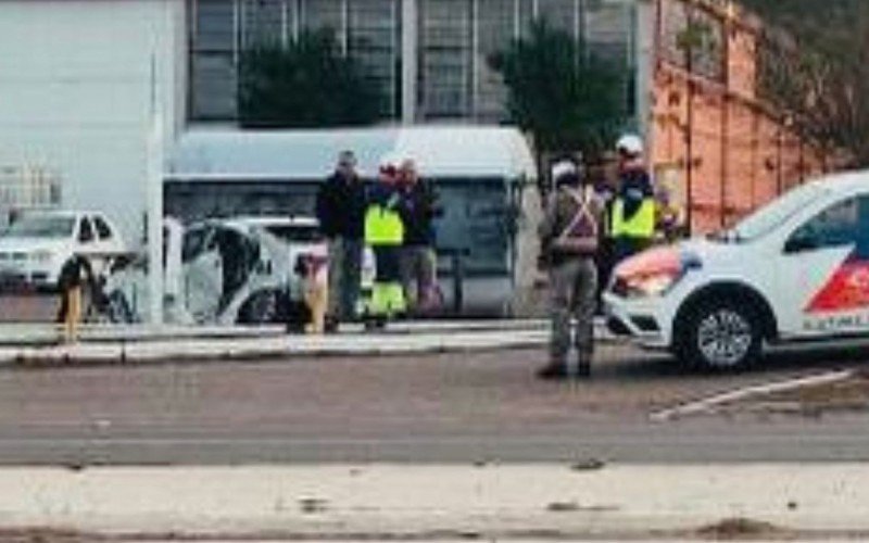 RS-240: Carro sai da pista e invade empresa às margens da rodovia   | abc+