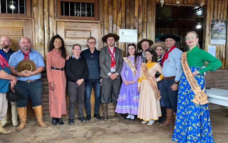 Autoridades no descerramento da placa inaugural do Centro Municipal de Eventos Tradicionalistas | abc+