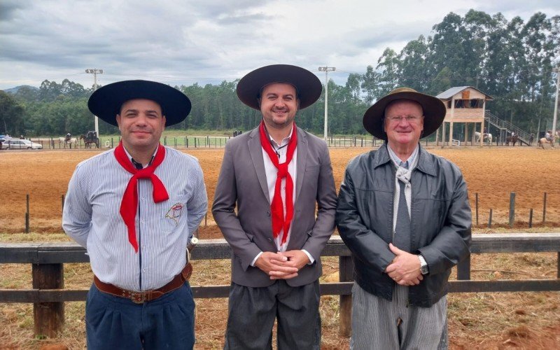 Patrão do ACTG Portal da Serra, Luis Eduardo Farias, prefeito Jerri Meneghetti  e Carlos Alberto Moser, da 30 Região Tradicionalista | abc+