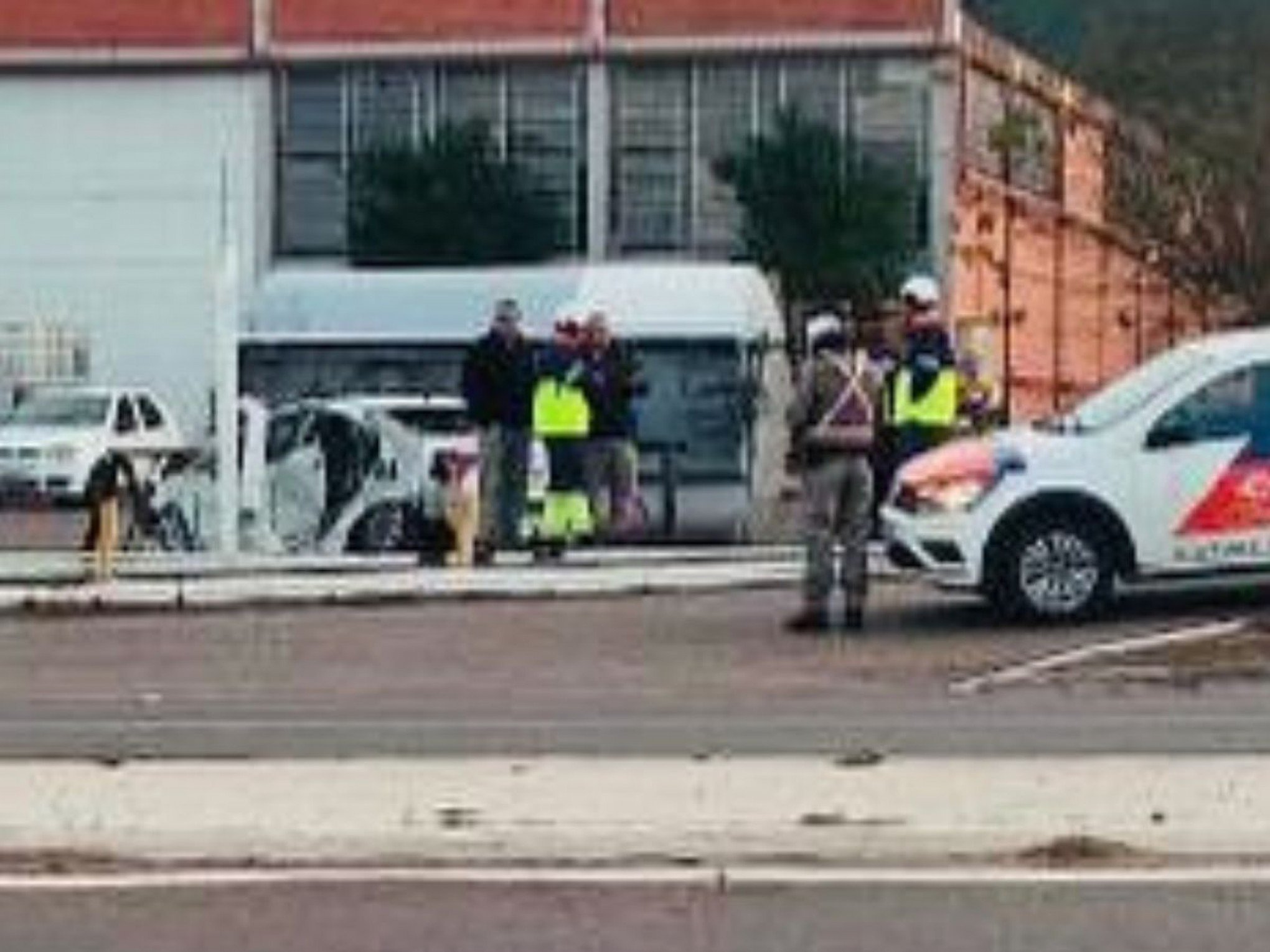 RS-240: Carro sai da pista e invade empresa às margens da rodovia