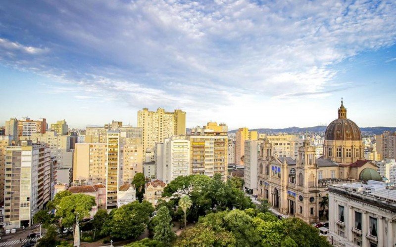 Vista áerea da Catedral Metropolitana de Porto Alegre, ou Igreja Matriz de Nossa Senhora da Madre de Deus de Porto Alegre