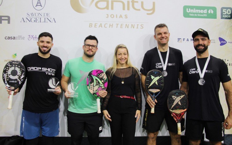 Thales Mendes e Felipe Palharini (de verde), campeões da categoria Masculino C, com a idealizadora do torneio, Aline Scheffler, e a dupla vice-campeã, Caio Oliveira e Marcionei Rosa