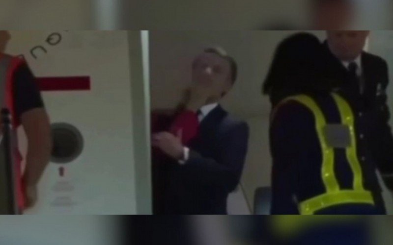 Vídeo mostra momento em que o presidente da França, Emmanuel Macron, leva tapa da esposa, Brigitte | abc+
