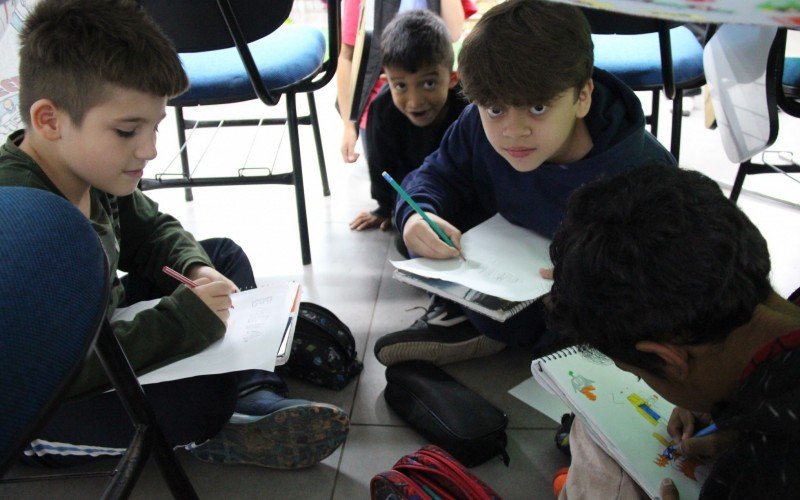 Caio, Lucas e João Vitor montaram um clube de desenho