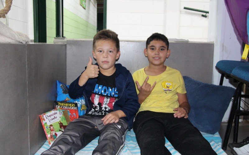 Meninos montaram espaço para leitura