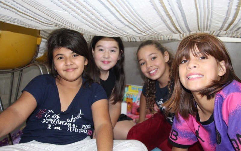 Meninas montaram cabana para fazer piquenique