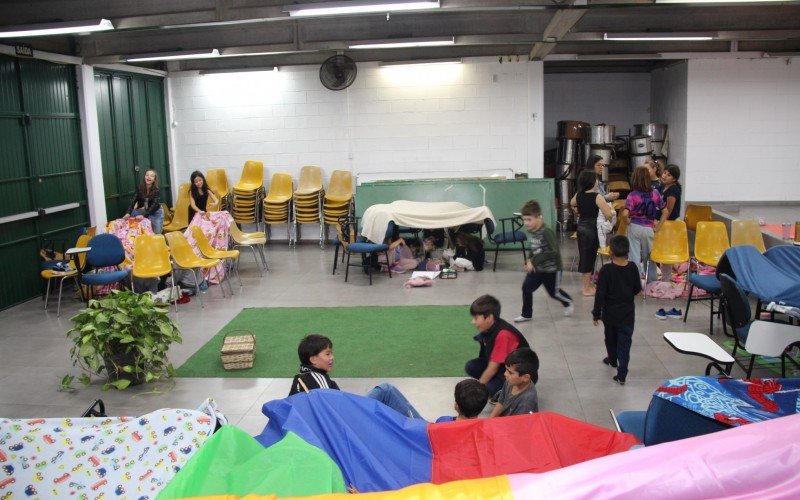 Com chuva do lado de fora, auditório da escola abrigou a imaginação das crianças