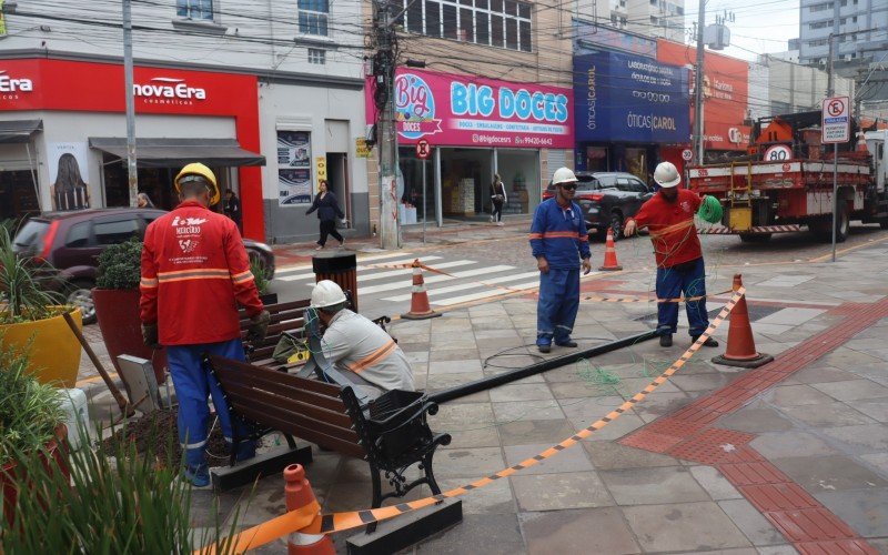 Equipes seguem atuando na substituição da rede subterrânea na obra de revitalização da Rua Independência