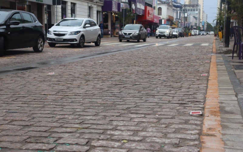 Vagas de estacionamento ficaram apenas no lado direito da Rua Independência após a obra 