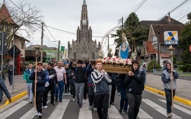 Fiéis prestam homenagens para Nossa Senhora de Caravaggio, em Canela