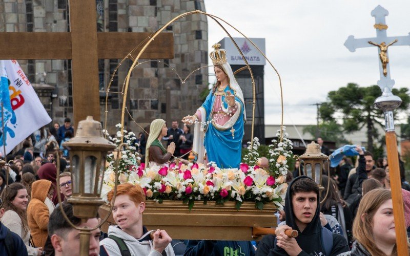 Fiéis prestam homenagens para Nossa Senhora de Caravaggio, em Canela
