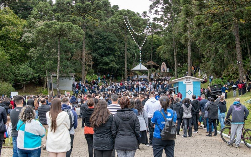 Fiéis prestam homenagens para Nossa Senhora de Caravaggio, em Canela