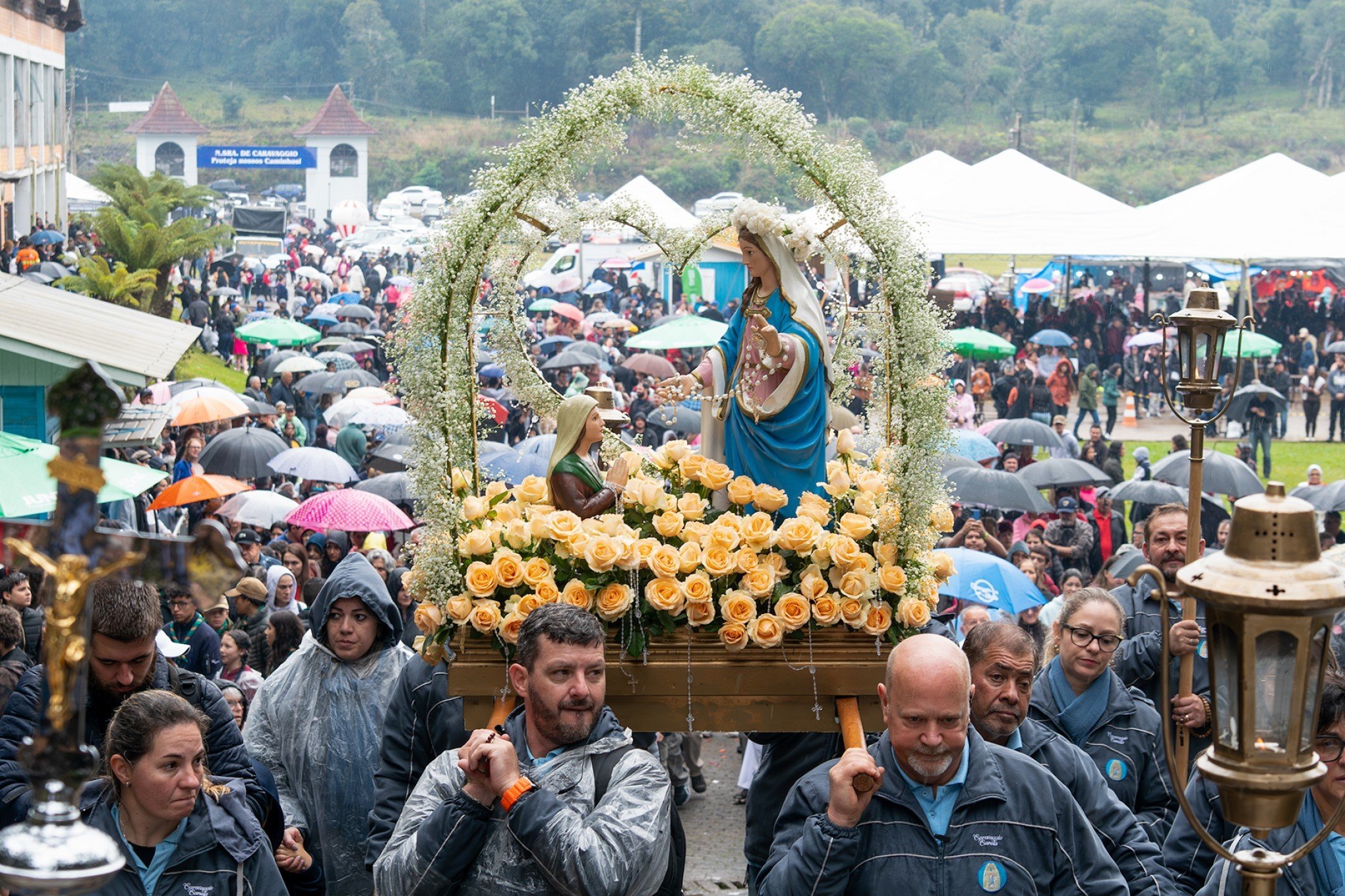Mesmo sob chuva, fiéis prestam homenagens para Nossa Senhora de Caravaggio em Canela
