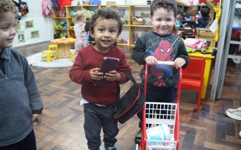 Alunos prontos para irem Ã s compras no mercadinho