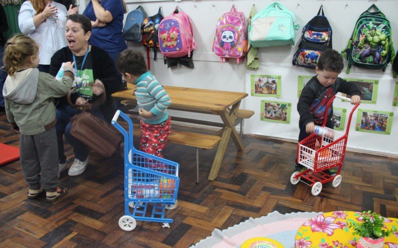 Carrinhos de compras prontos para passar no mercadinho