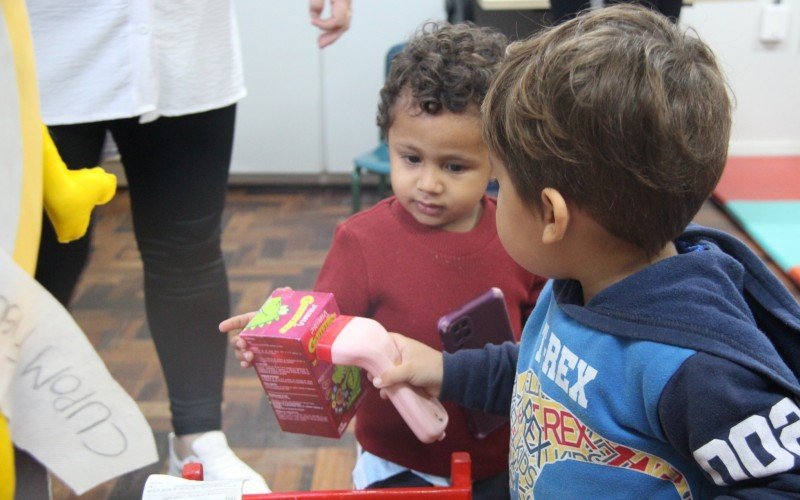 No mercadinho imaginário tem o comprador e também o vendedor