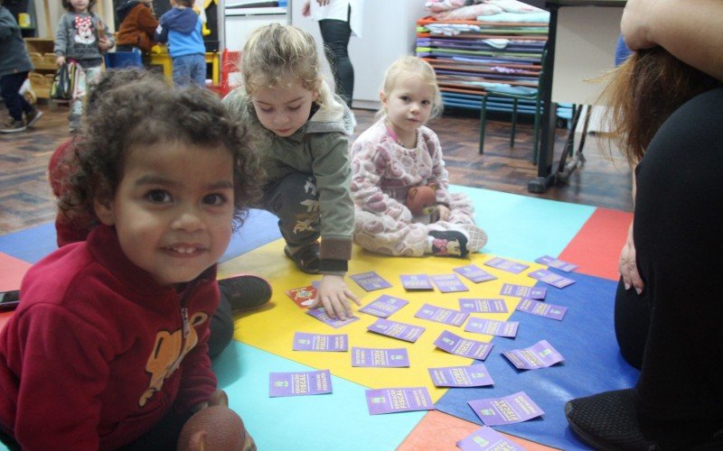 Alunos brincam com o jogo da memória criado no último semestre