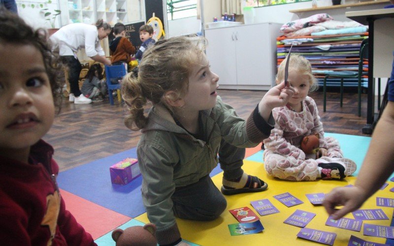 Alunos brincam com o jogo da memória criado no último semestre