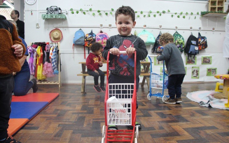 Carrinhos de compras prontos para passar no mercadinho