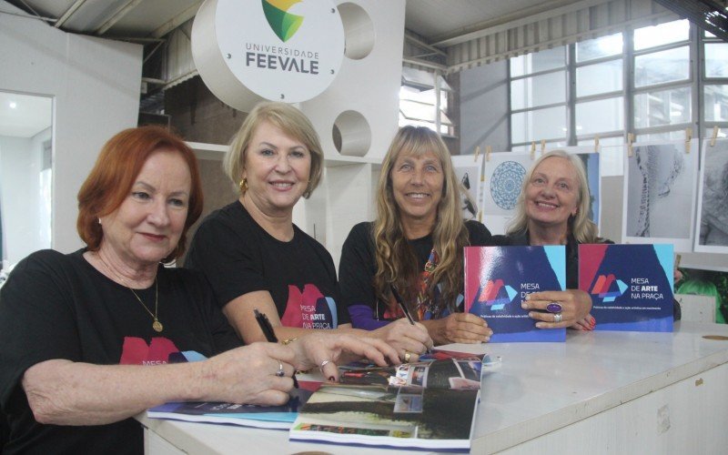 Lançamento do livro Mesa de Arte na Praça - Práticas de coletividade e ação artística em movimento