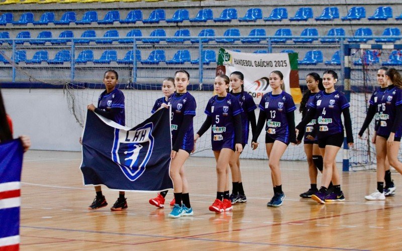 Equipe juvenil feminina da LHH/GuSch | abc+
