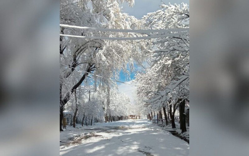Registro de neve em Tunuyán, na Argentina, nesta terça-feira (27) | abc+