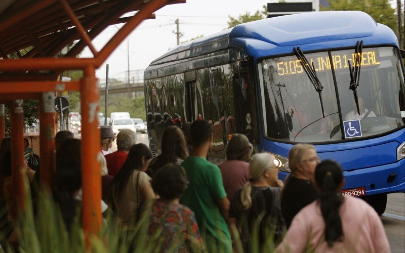 Ônibus rodam com horário de domingo nesta quinta-feira (19)