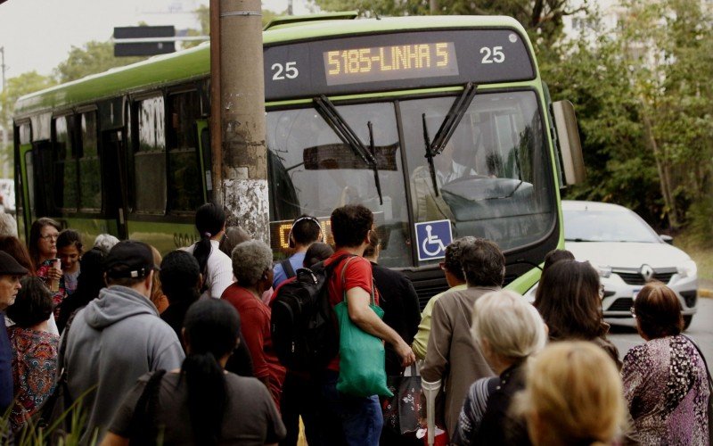 Paradas lotadas e passageiros descontentes