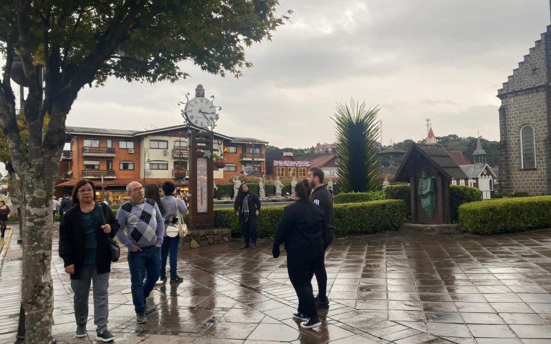 Chuva chega em Gramado e temperaturas devem despencar; turistas aguardam a neve
