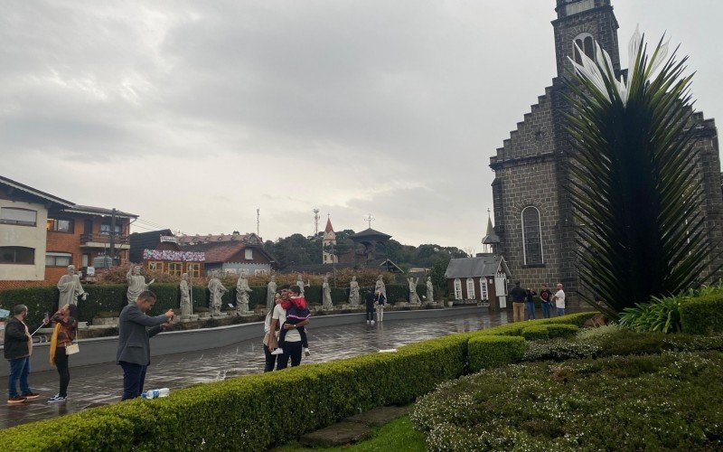 Chuva chega em Gramado e temperaturas devem despencar; turistas aguardam a neve