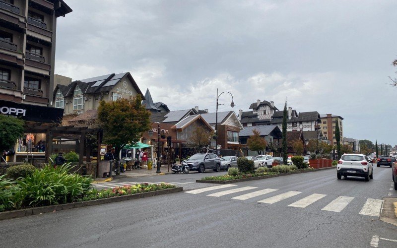 Chuva chega em Gramado e temperaturas devem despencar; turistas aguardam a neve