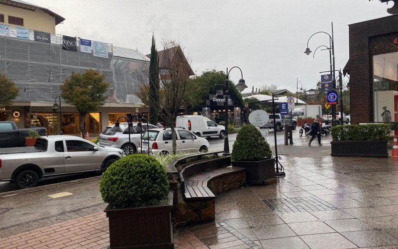 Chuva chega em Gramado e temperaturas devem despencar; turistas aguardam a neve