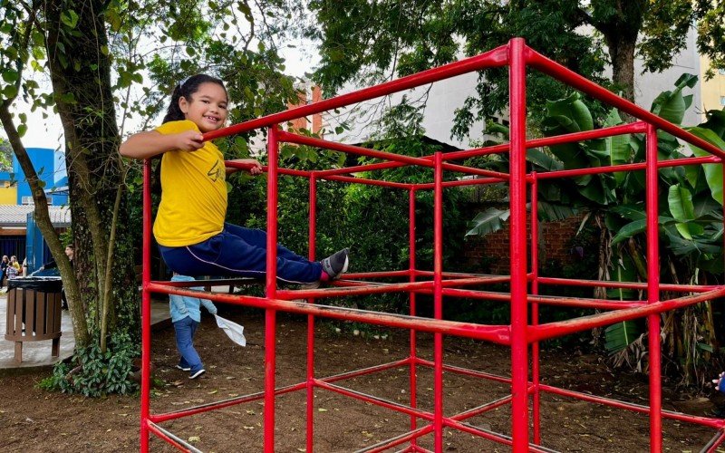 Brinquedos no pátio fazem sucesso na EMEF Gusmão 