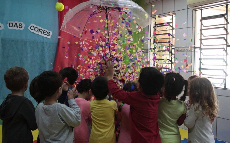 Festa das Cores é uma das atividades da Semana do Brincar na Emei Pequeno Polegar em Canoas