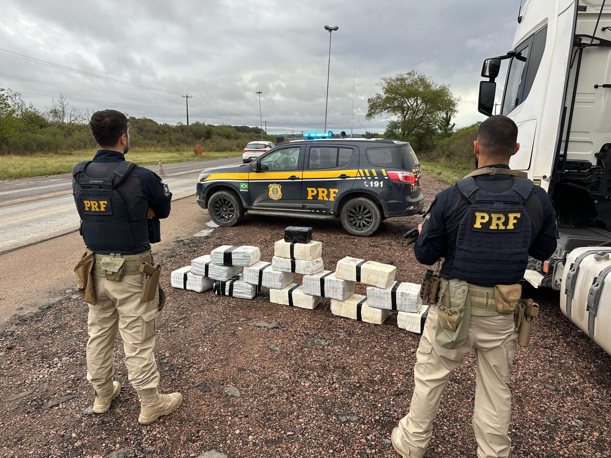 PRF prende dois homens e realiza a maior apreensão de drogas do ano em Bagé