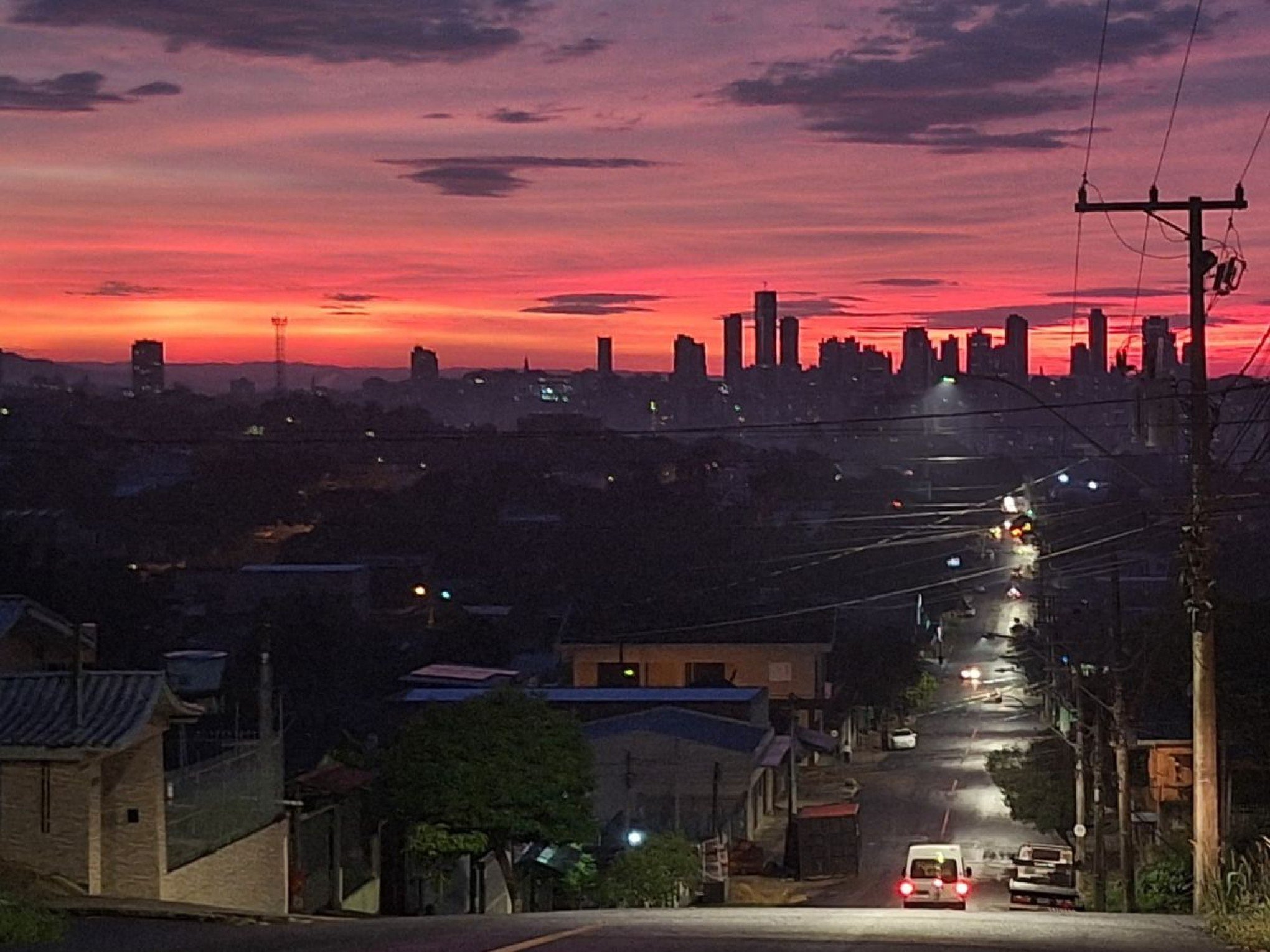 PREVISÃO DO TEMPO: Amanhecer colorido antecede dias com alto risco no RS; saiba o que esperar
