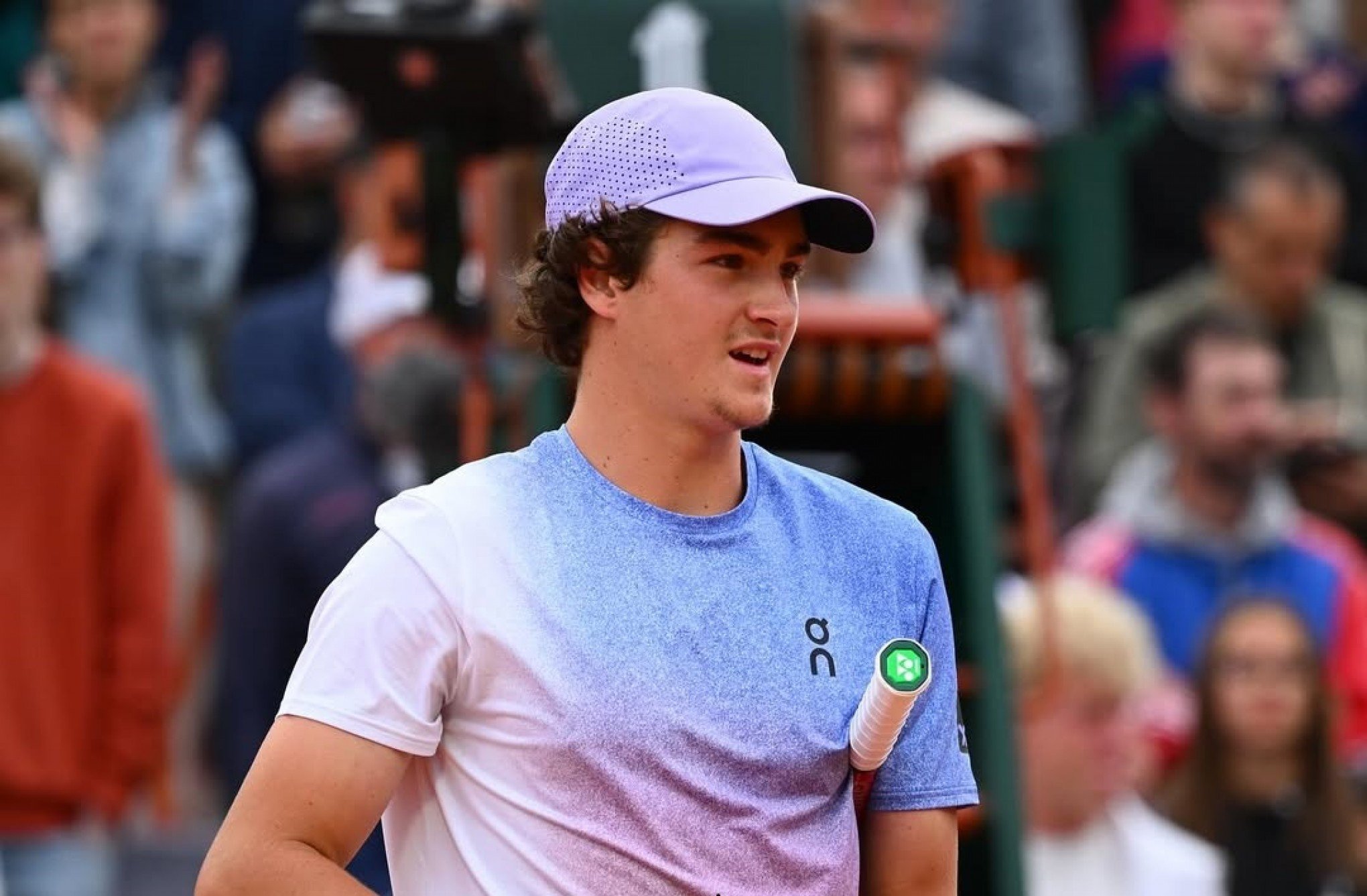 João Fonseca massacra Hurkacz na estreia de Roland Garros e interrompe má fase