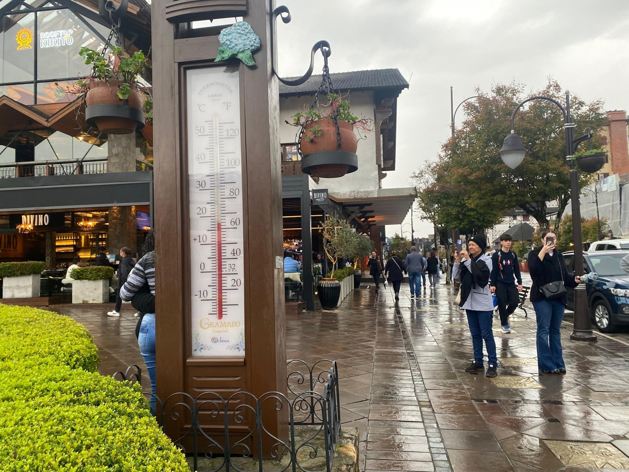 Abordagens insuportáveis em Gramado: Reclamação de turistas faz prefeitura tomar decisão para combater invasão de divulgadores