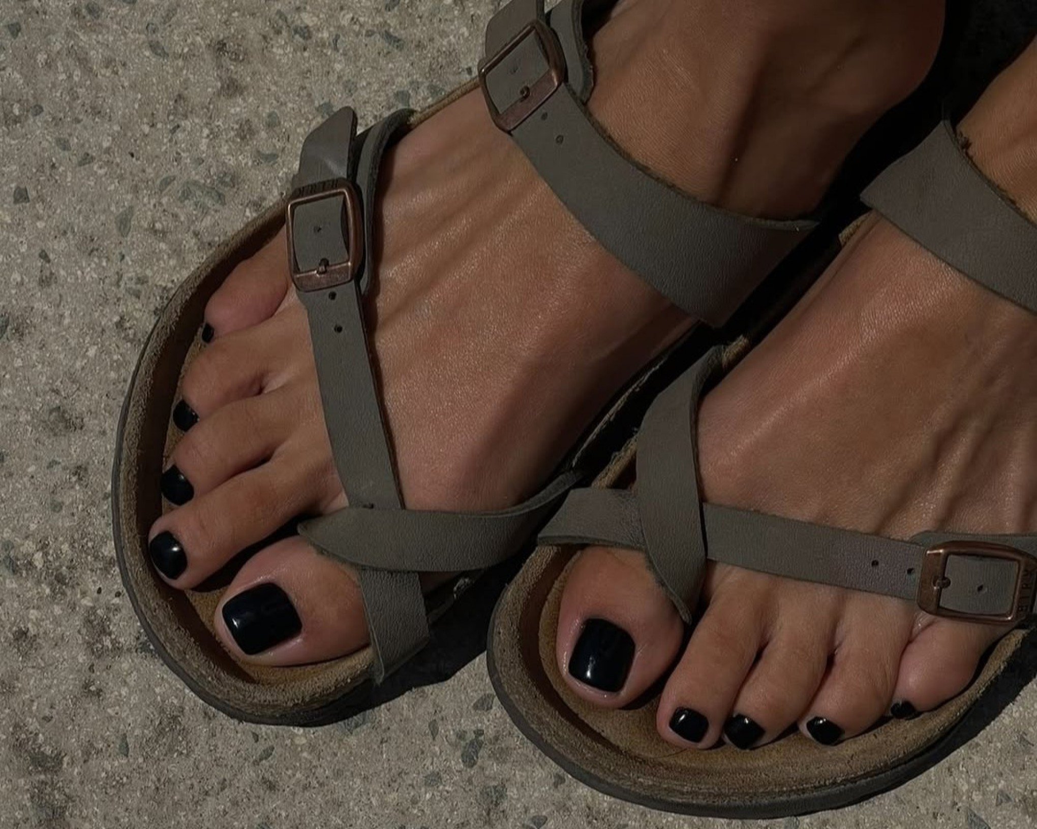 Inspiração de unha do pé com esmalte preto  | abc+