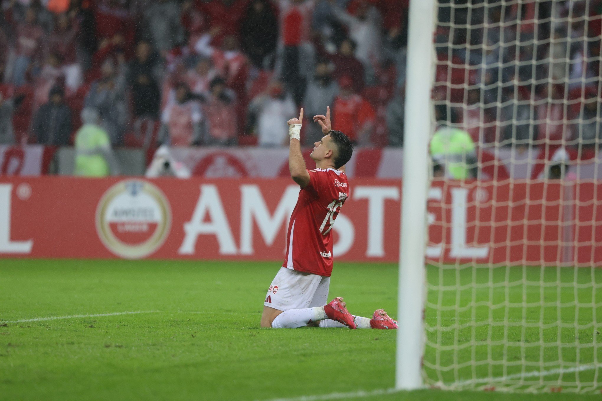 Inter vira sobre o Bahia e avança às oitavas na Libertadores