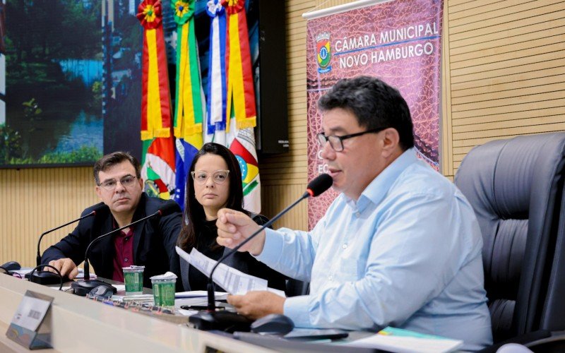 Valdelino Abreu, contator, secretária da Fazenda, Michele Antonello e Enio Brizola (PT) presidente da Cofin e responsável pela condução da audiência pública | abc+