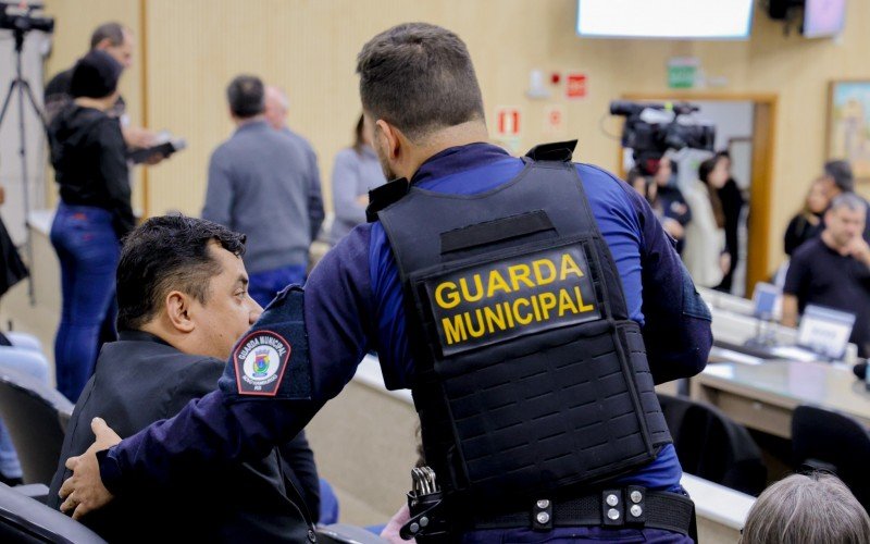 Líder comunitário deixou a Câmara sob escolta após receber voz de prisão durante votação | abc+