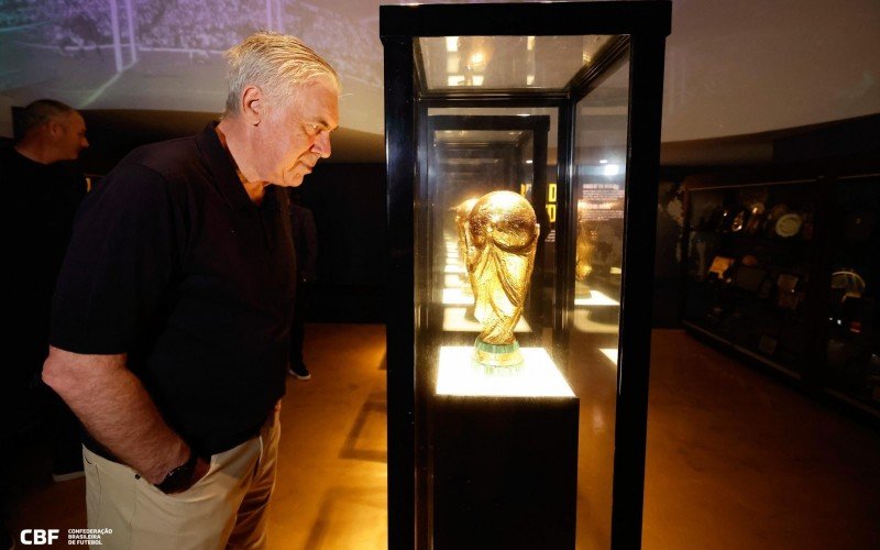 Carlo Ancelotti olha para a taça da Copa do Mundo | abc+