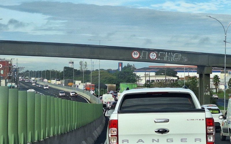 Congestionamento na BR-116, entre Esteio e Canoas | abc+