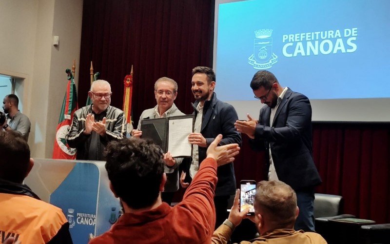 Ato de assinatura da prorrogação da gratuidade