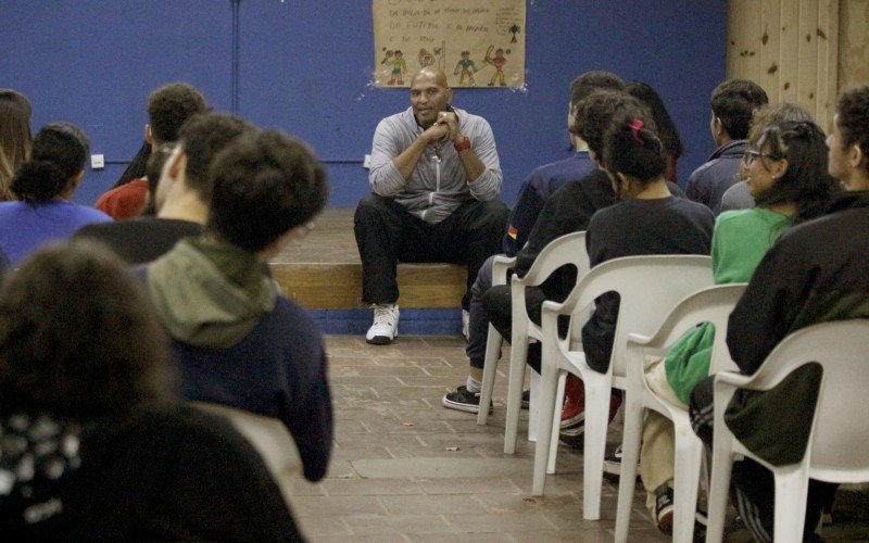 Visita do ex-jogador de vôlei Gilson faz parte da programação do Dia do Desafio na EEEM Gomes Jardim