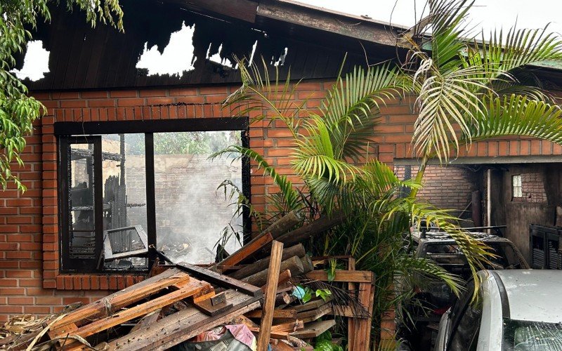 Incêndio destrói casa e deixa uma pessoa ferida em Novo Hamburgo | abc+